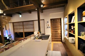 Talo | Yksityinen keittiö | Jääkaappi, mikroaaltouuni, liesi, astianpesukone