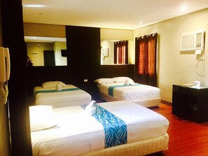 Habitación familiar (with Bathroom) | Escritorio, tabla de planchar con plancha, camas supletorias