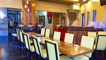 Breakfast, lunch served; local and international cuisine, ocean views