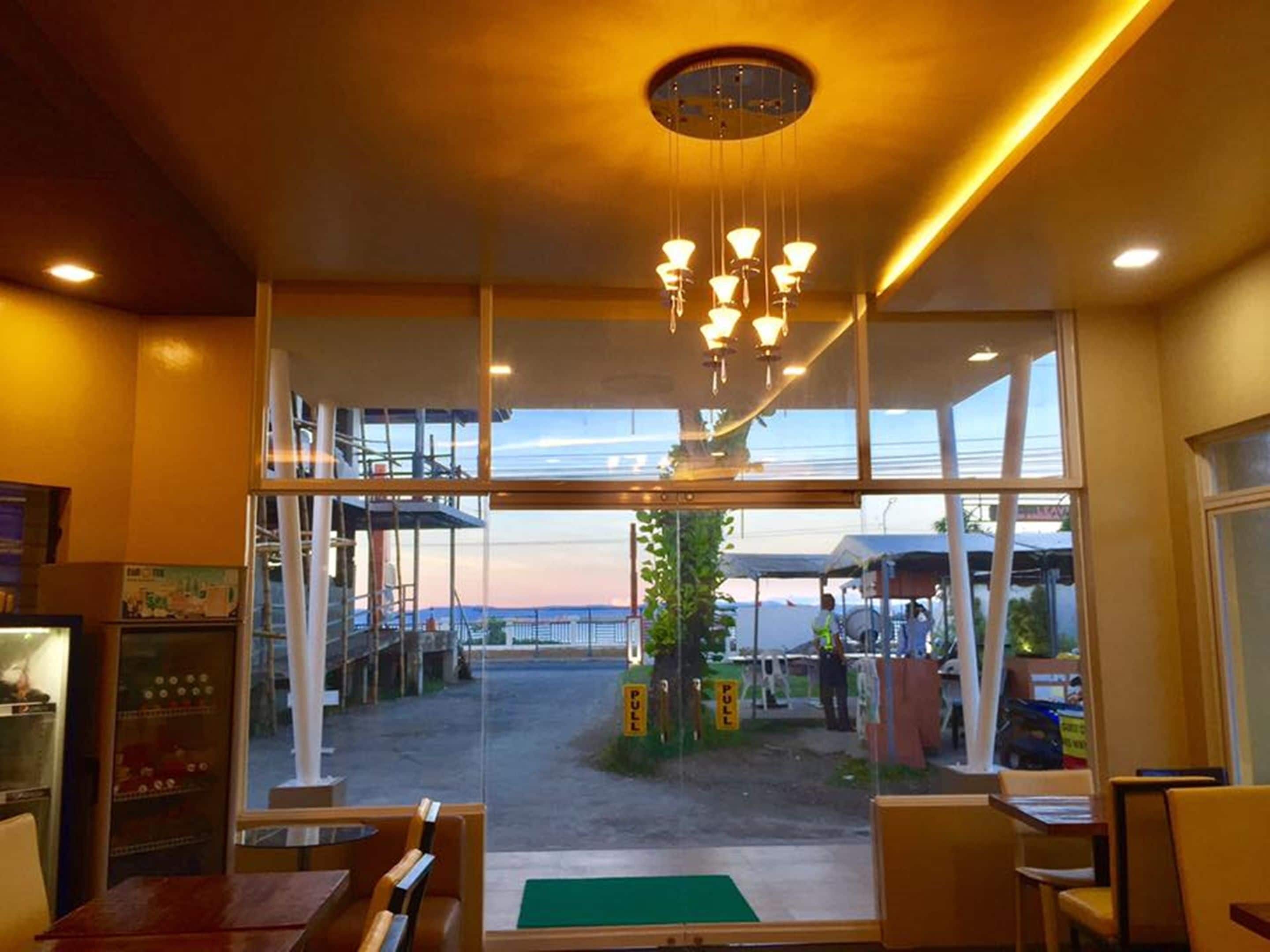 Breakfast, lunch served; local and international cuisine, ocean views 