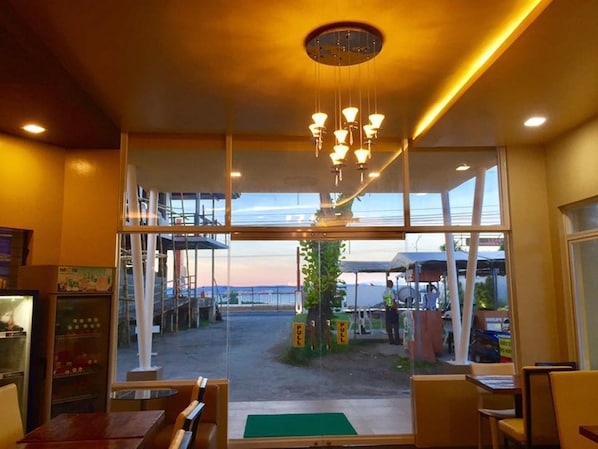 Se sirven desayunos y cocina local e internacional (con vistas al mar)