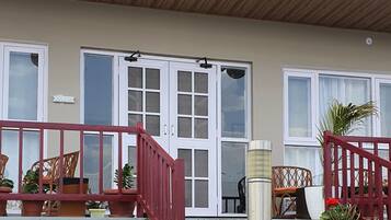 BROWN VILLA WITH A BIG PRIVATE SIT-OUT | Terrace/patio