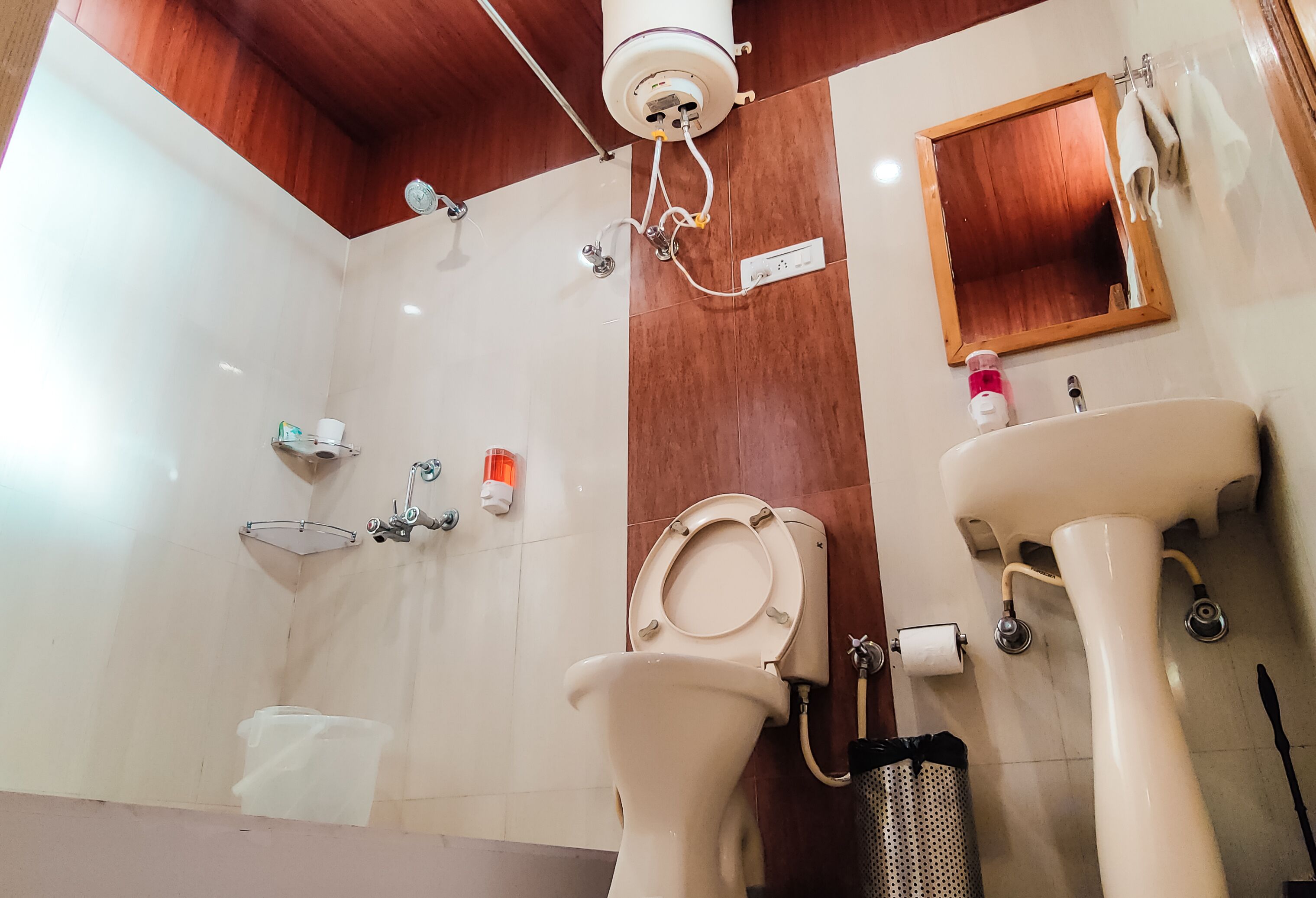 Un baño con inodoro, bidé y lavamanos.