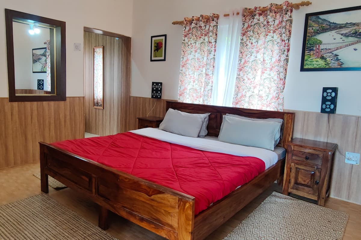 BROWN VILLA WITH A BIG PRIVATE SIT-OUT | 1 habitación, decoración personalizada y muebles diferentes