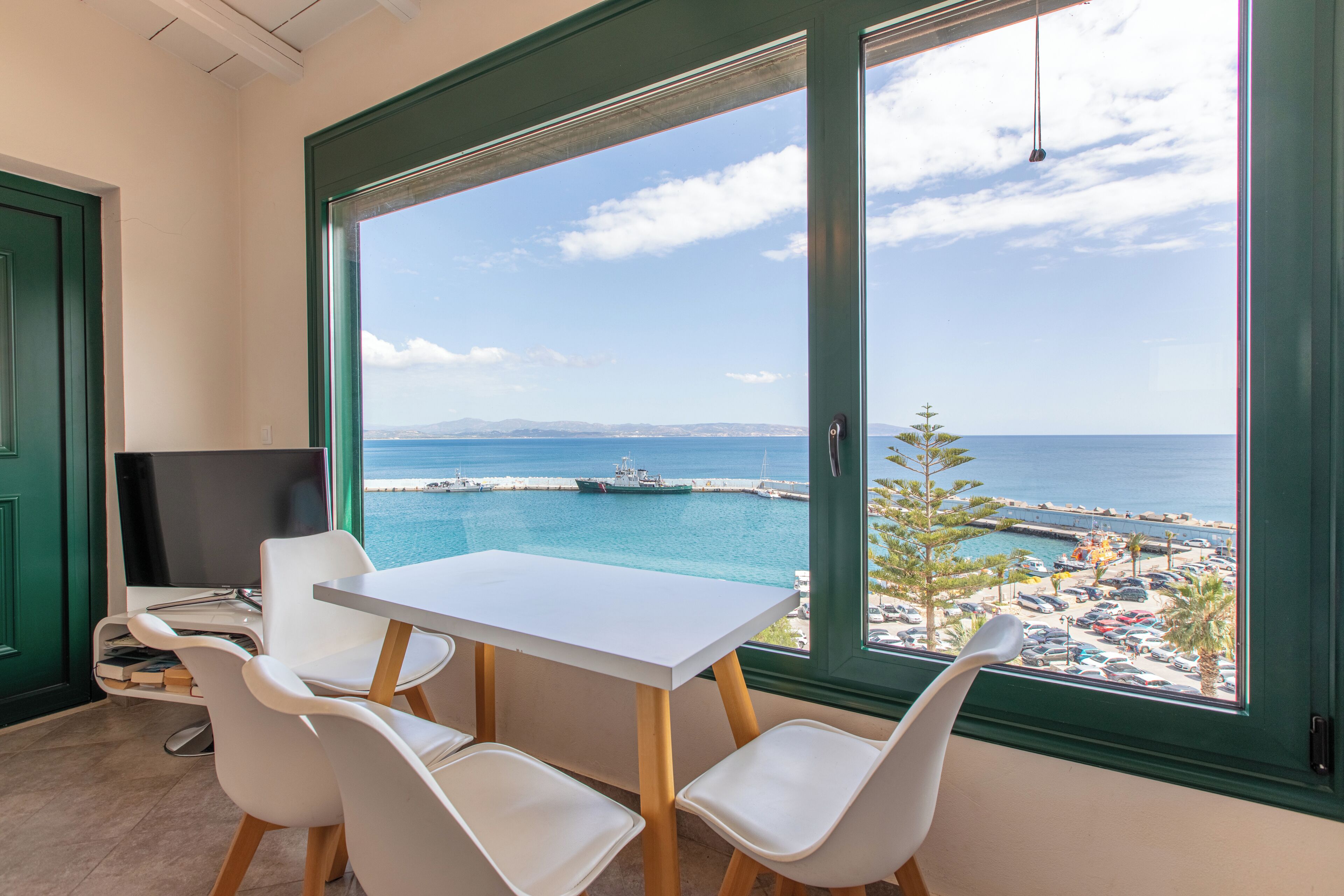 Apartamento, 2 habitaciones, vistas al mar | Zona de estar | Una televisión de pantalla plana