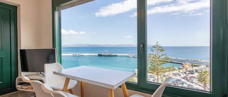 Appartement, 2 chambres, vue sur la mer | Aire de séjour | Téléviseur à écran plat