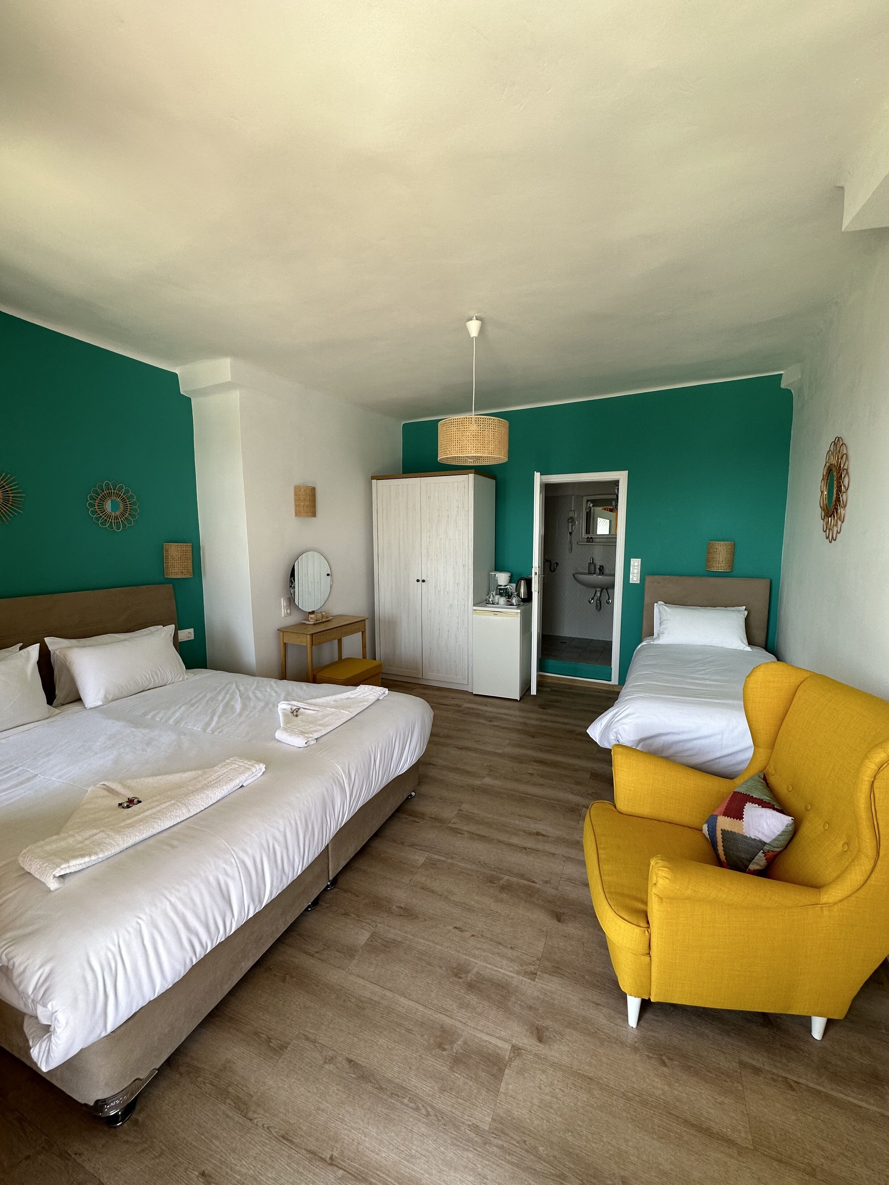 Habitación triple Confort, vista al mar | Tabla de planchar con plancha, wifi gratis y ropa de cama 