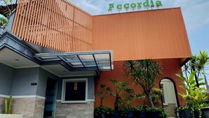 Un edificio de diseño moderno, con un llamativo letrero de 'Accordia' en la fachada.