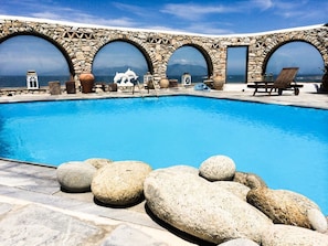 Piscine extérieure, chaises longues