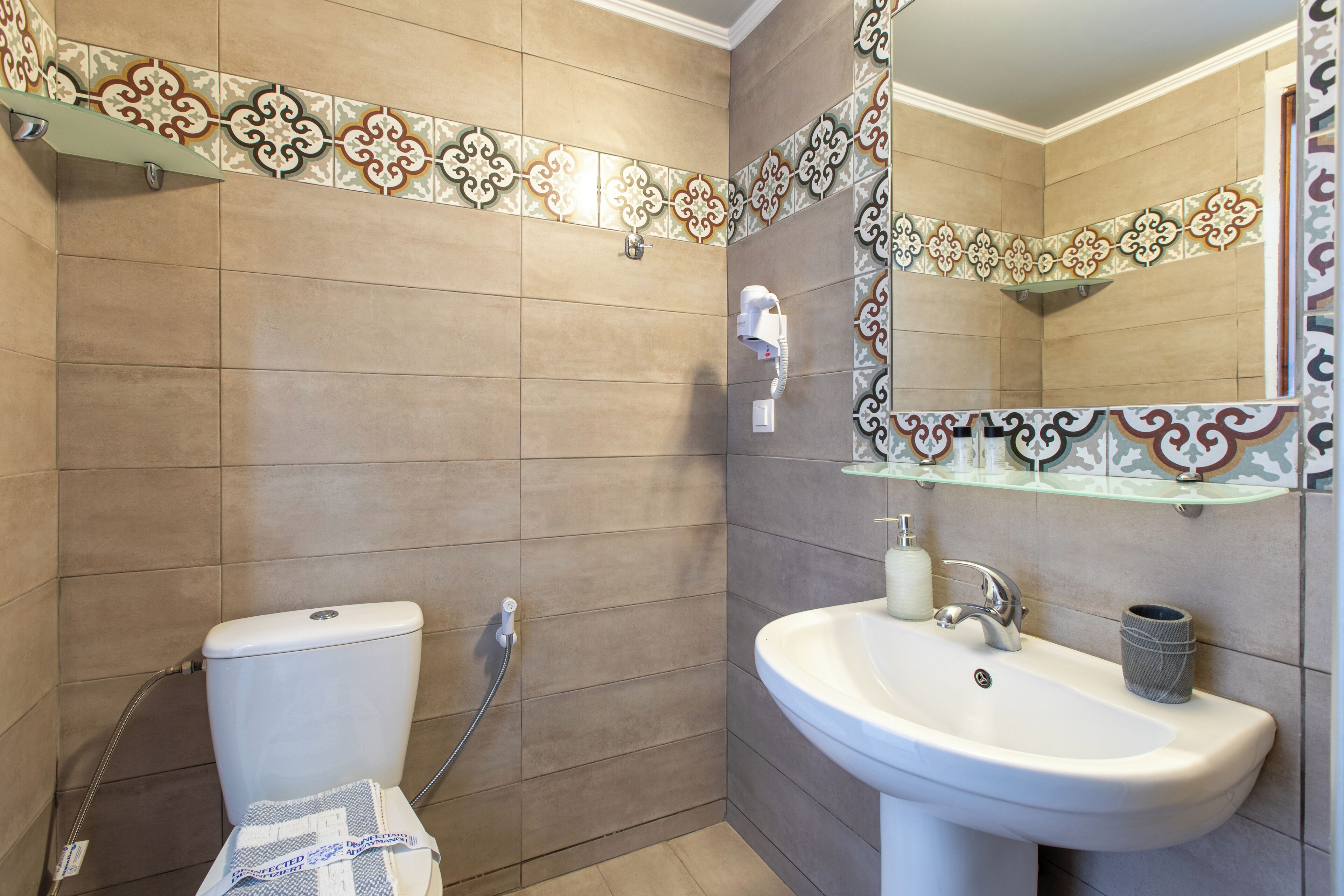 Ein Badezimmer mit Toilette, Waschbecken und Dusche.