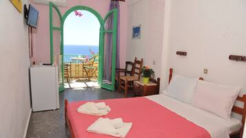 Tallelokero huoneessa, silitysrauta/-lauta, ilmaiset vauvansängyt