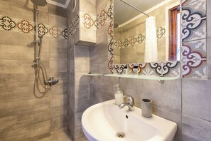 Shower, hair dryer, towels - Erofili Rooms (Agios Vasileios)