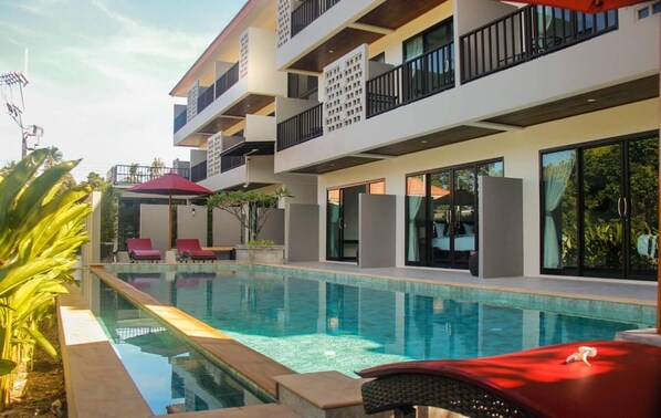 Ulkouima-allas, aurinkovarjoja, aurinkotuoleja