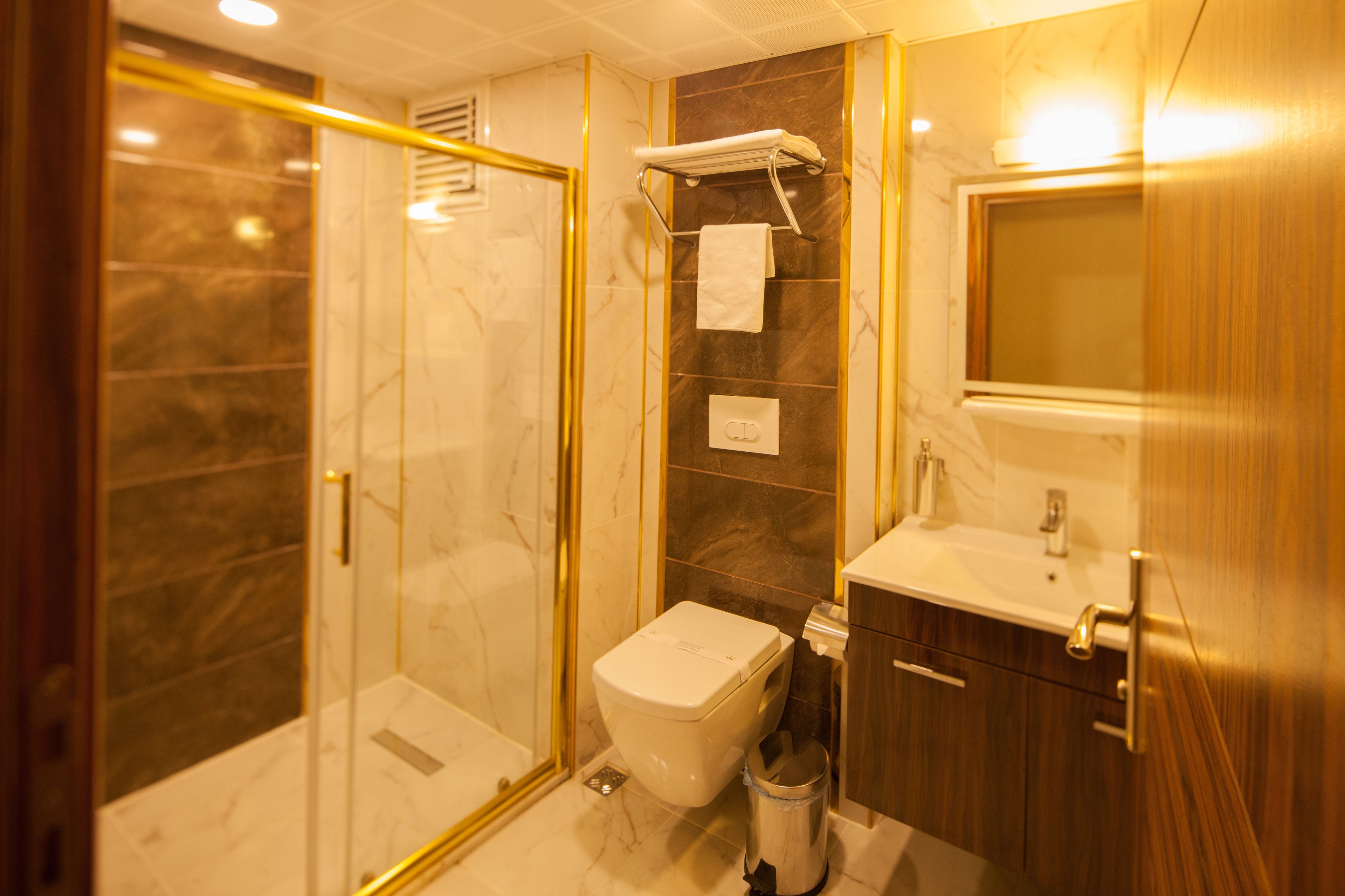 comfort double room | bathroom | shower, free toiletries, hair dryer, bathrobes