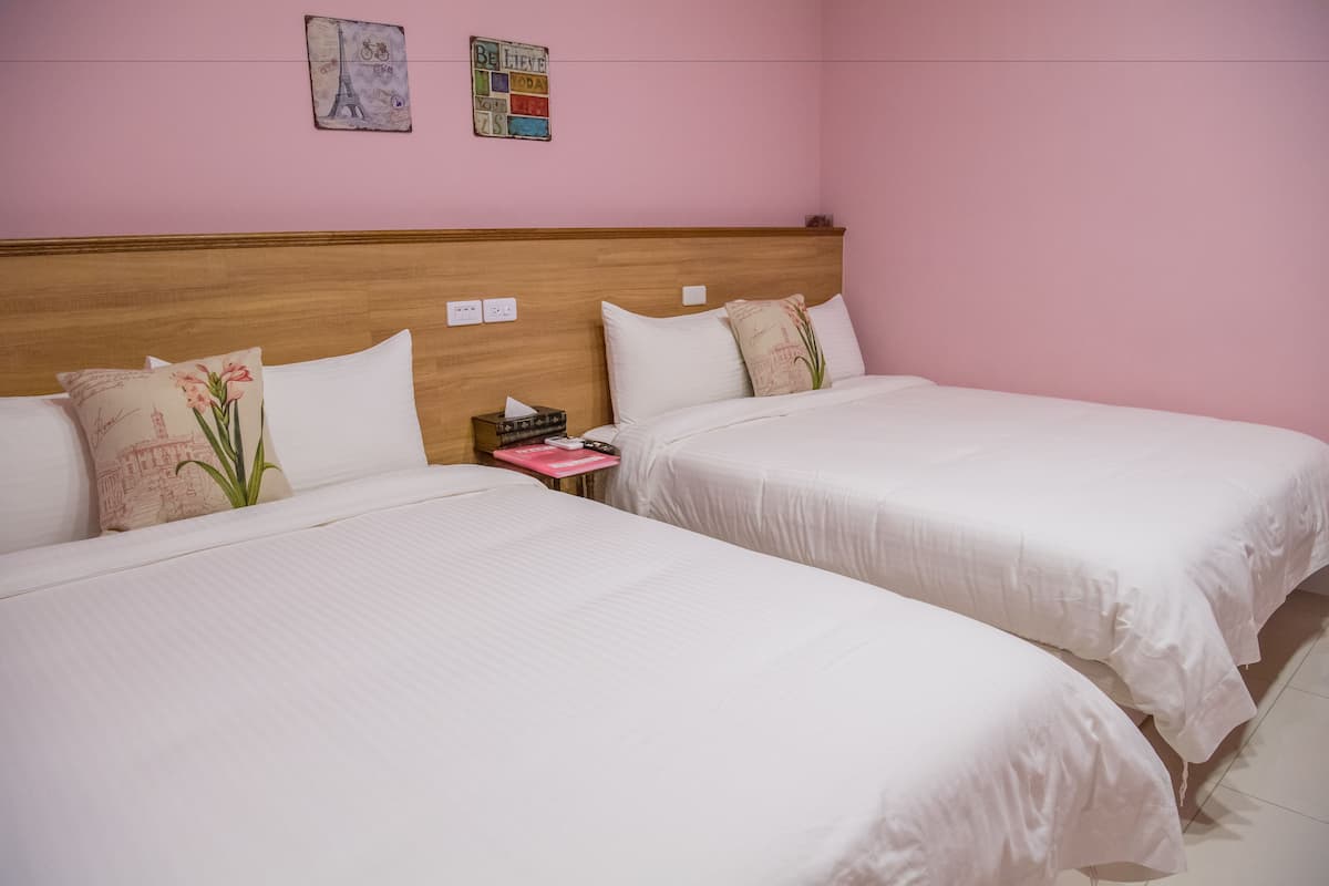 Vierbettzimmer | Verdunkelungsvorhänge, kostenloses WLAN, Bettwäsche