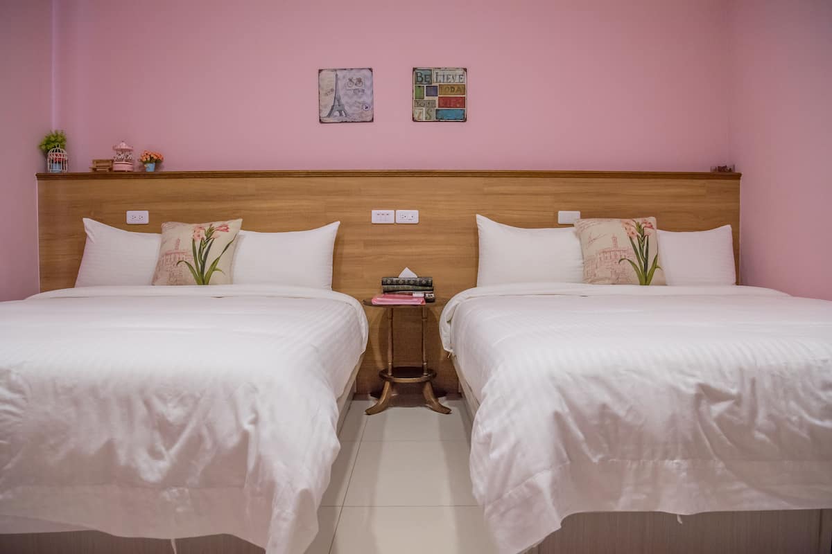 Vierbettzimmer | Verdunkelungsvorhänge, kostenloses WLAN, Bettwäsche