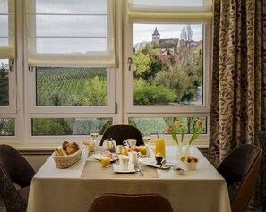Frukostbuffé varje dag (EUR 13.50 per person)