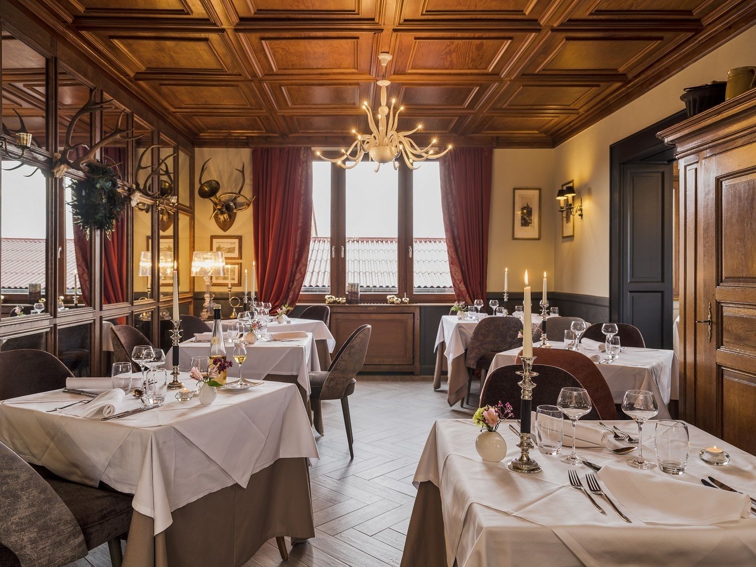 breakfast, lunch, dinner served; fusion cuisine, al fresco dining