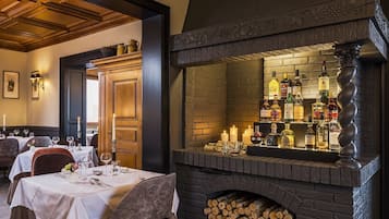 Petit déjeuner et déjeuner servis sur place, restauration en plein air