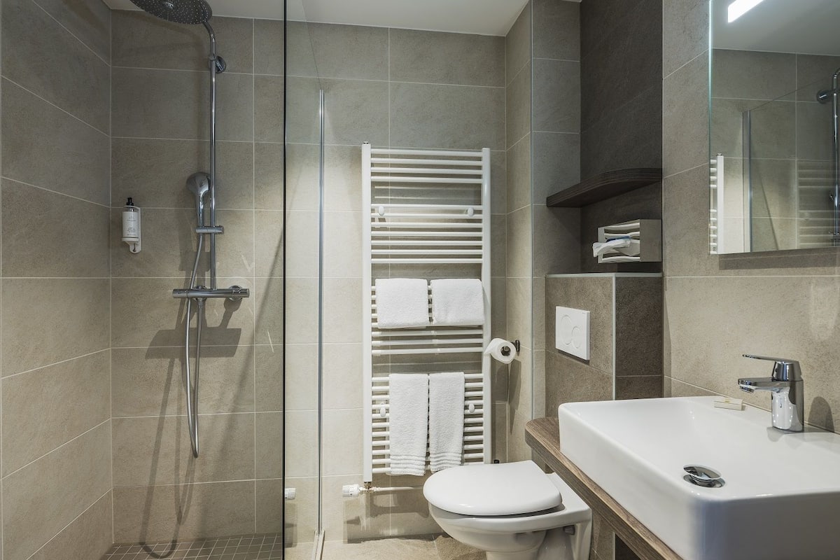 superior double or twin room | bathroom | deep-soaking bathtub, free toiletries, hair dryer, towels
