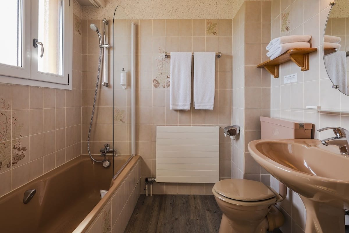 standard double or twin room | bathroom | deep-soaking bathtub, free toiletries, hair dryer, towels