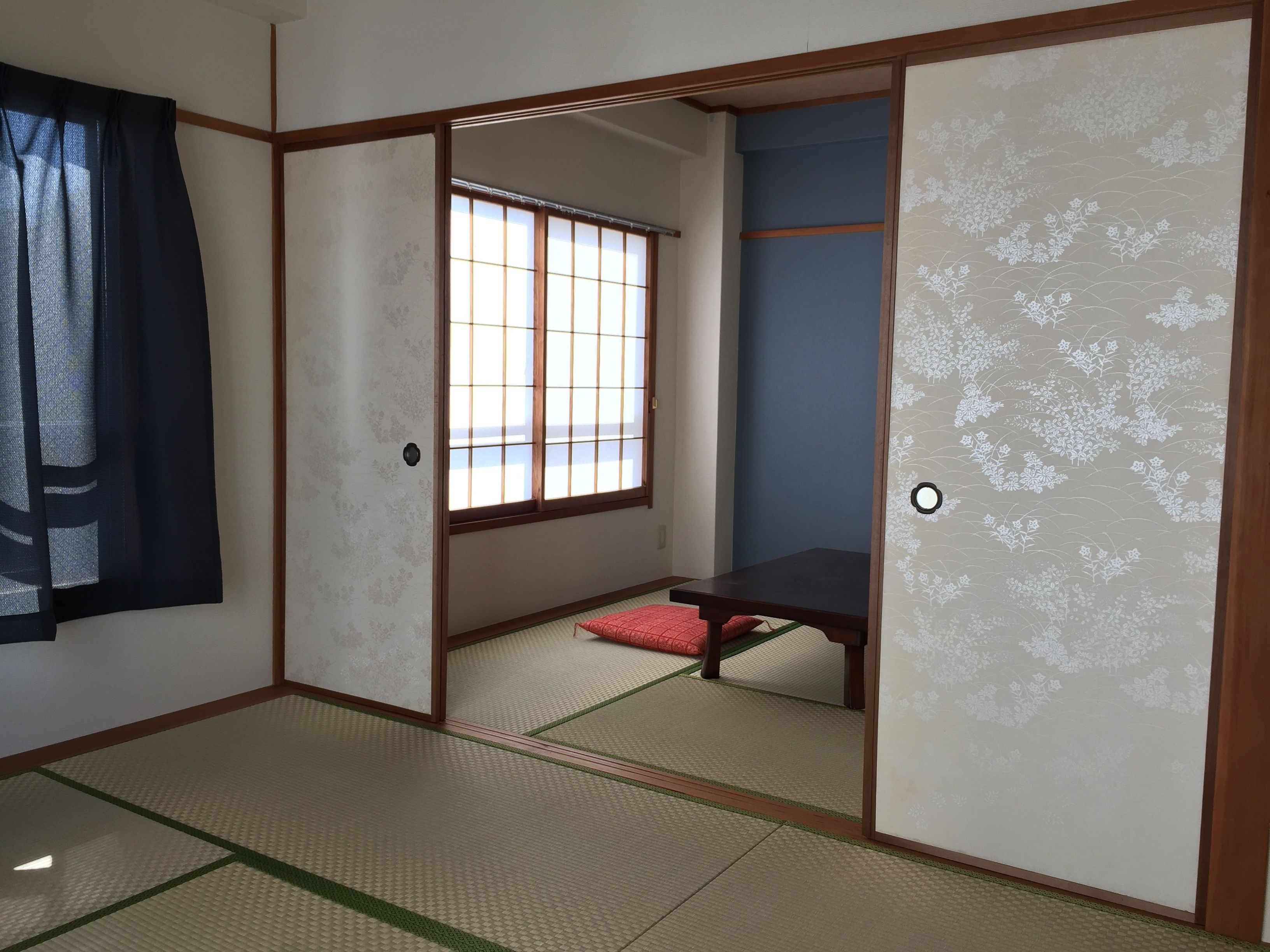 Tabla de planchar con plancha, wifi gratis y ropa de cama 