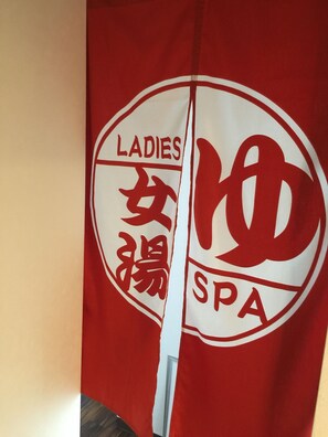 Combined shower/bathtub, spring water bathtub, hair dryer, slippers