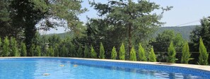2 piscines extérieures, parasols de plage, chaises longues