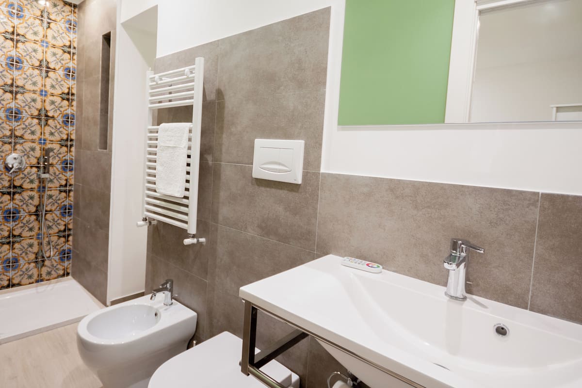 Shower, pancuran hujan, pengering rambut, dan kloset