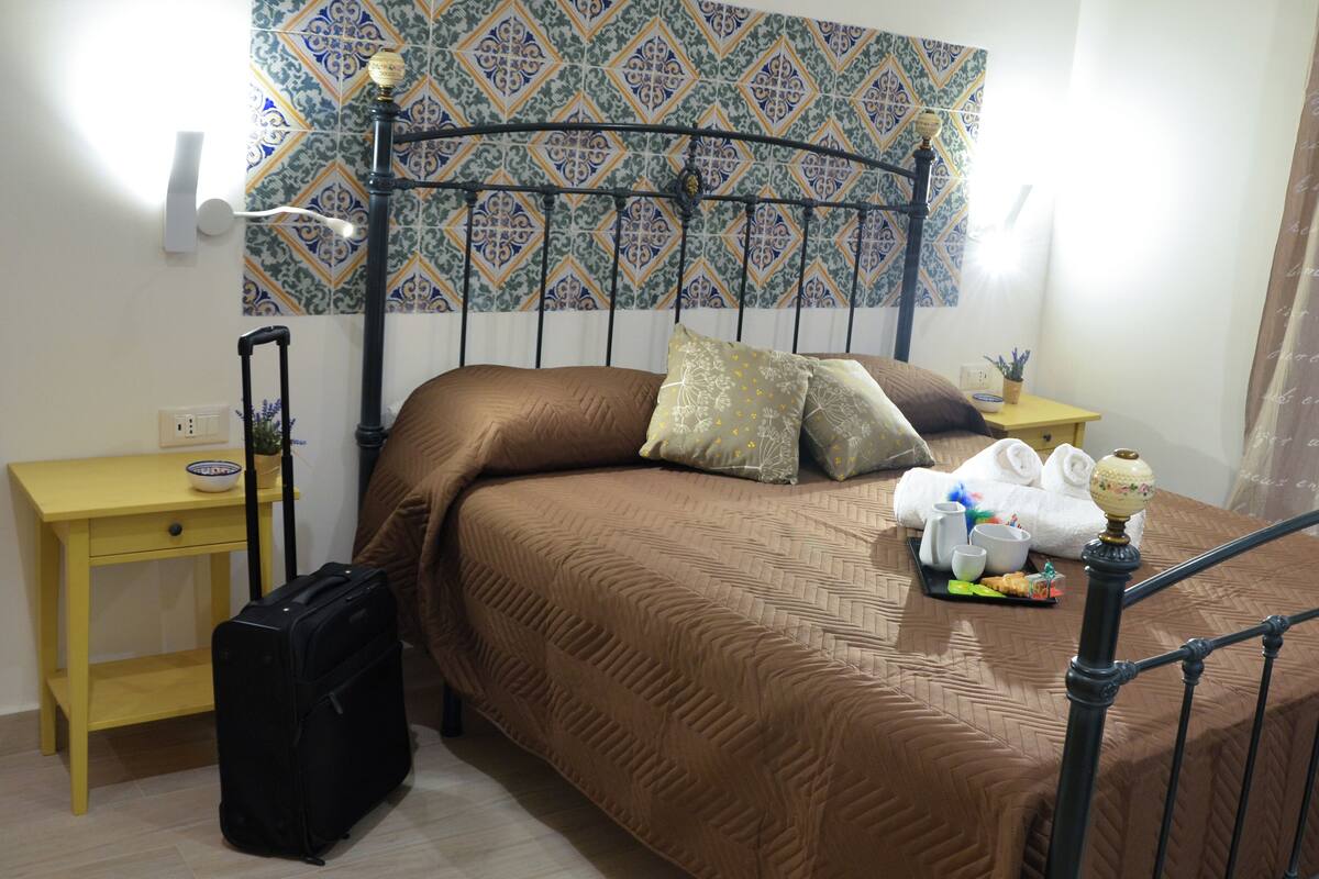 Seprai premium, selimut bulu angsa, minibar, dan brankas