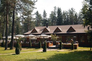 Vista frontal de la propiedad