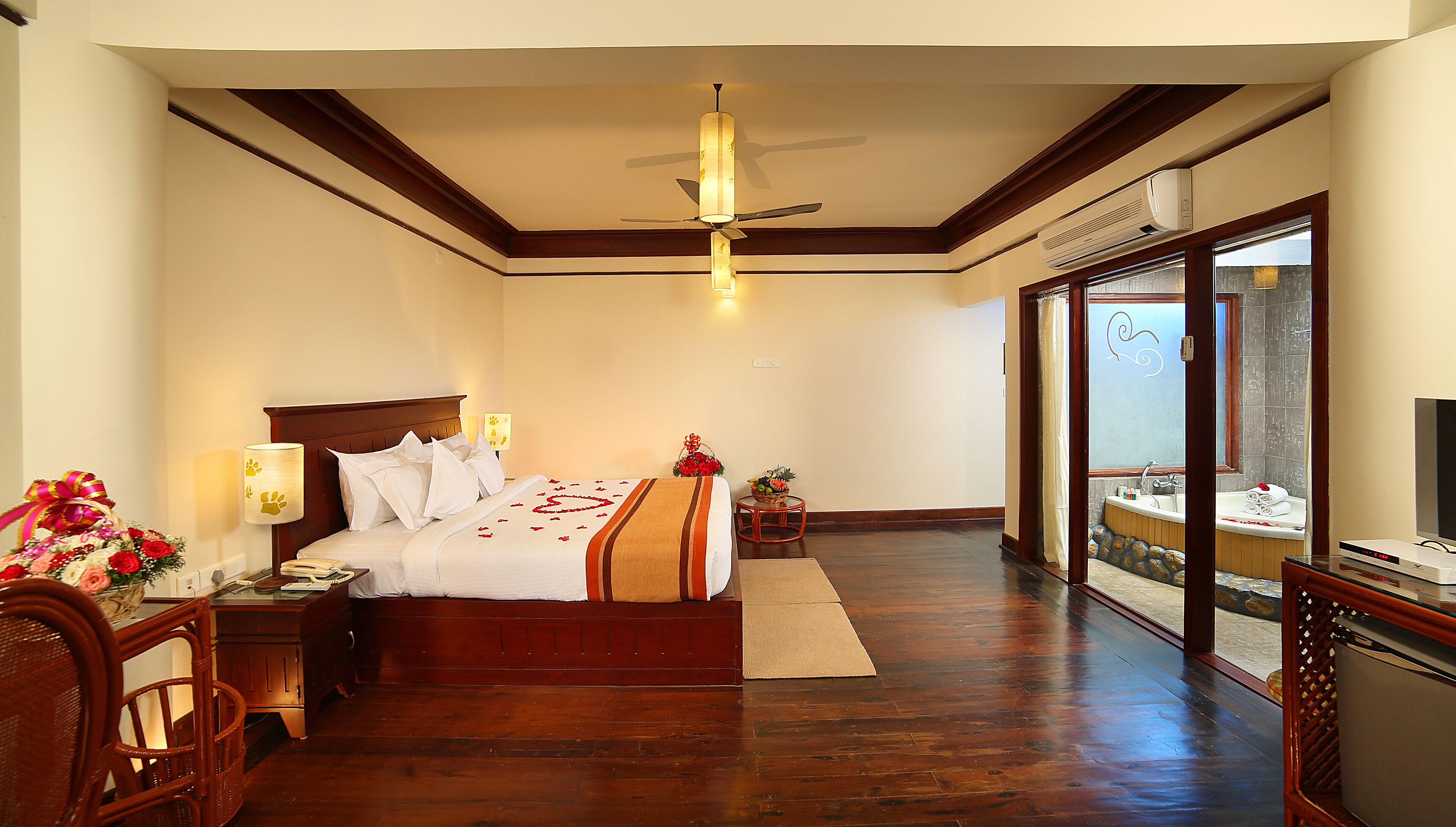 honeymoon suite, 1 queen bed | 1 bedroom, minibar, desk, soundproofing