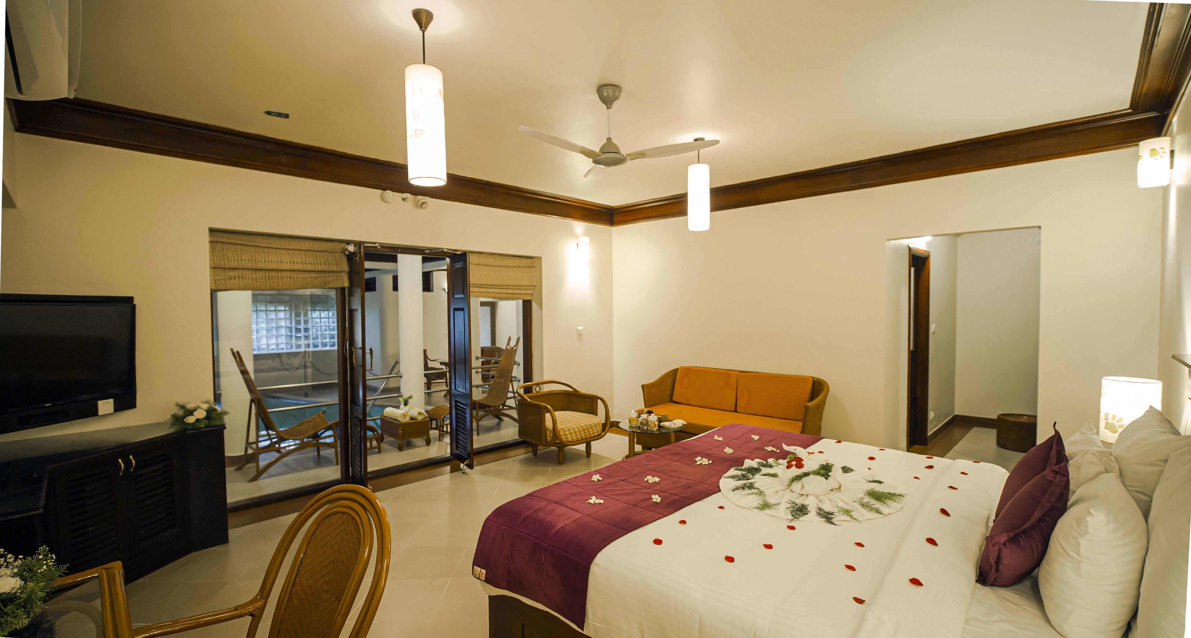 deluxe studio, 1 king bed | 1 bedroom, minibar, desk, soundproofing