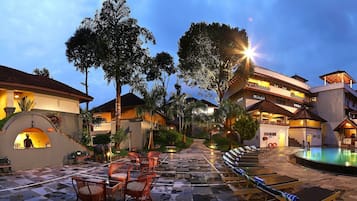 3 hồ bơi trong nhà, hồ bơi ngoài trời
