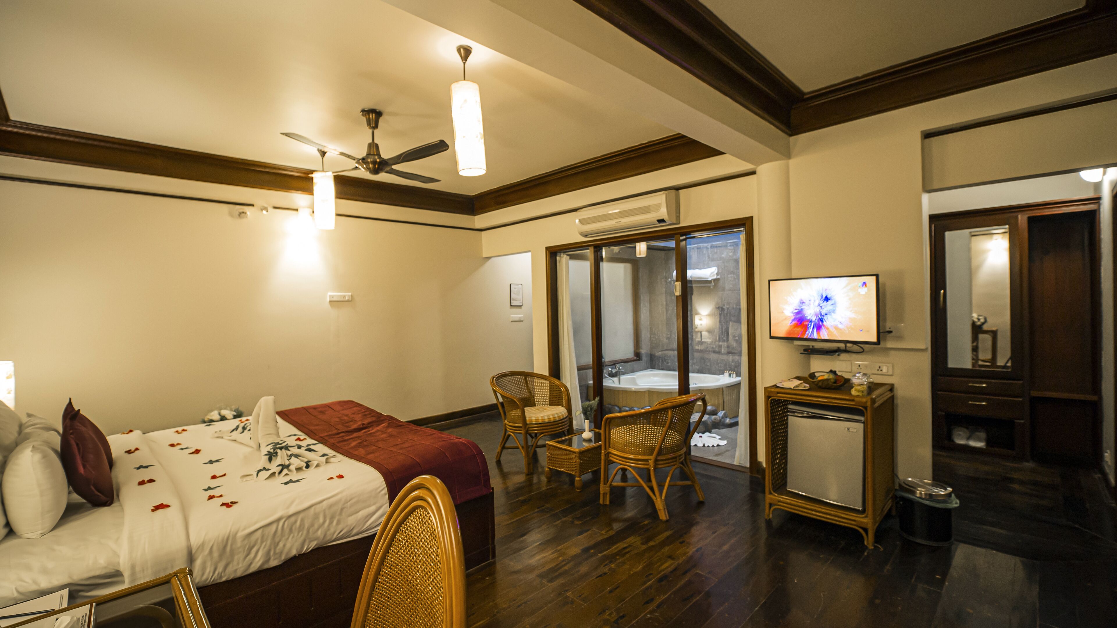 honeymoon suite, 1 queen bed | 1 bedroom, minibar, desk, soundproofing
