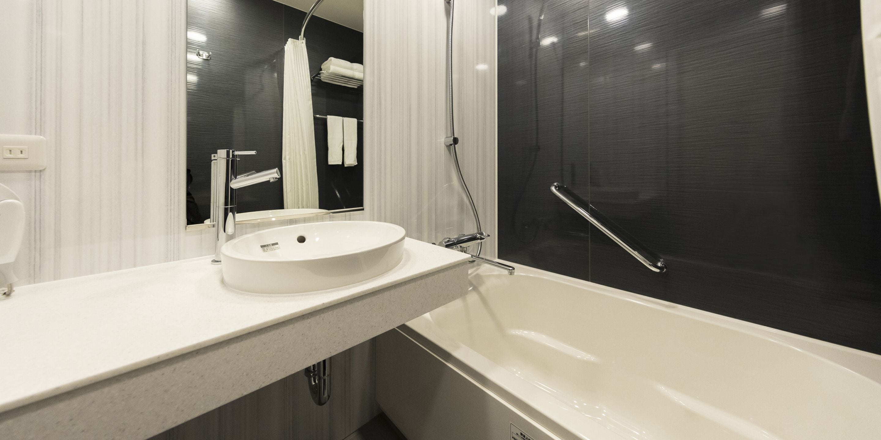 combined shower/bathtub, hair dryer, slippers, bidet