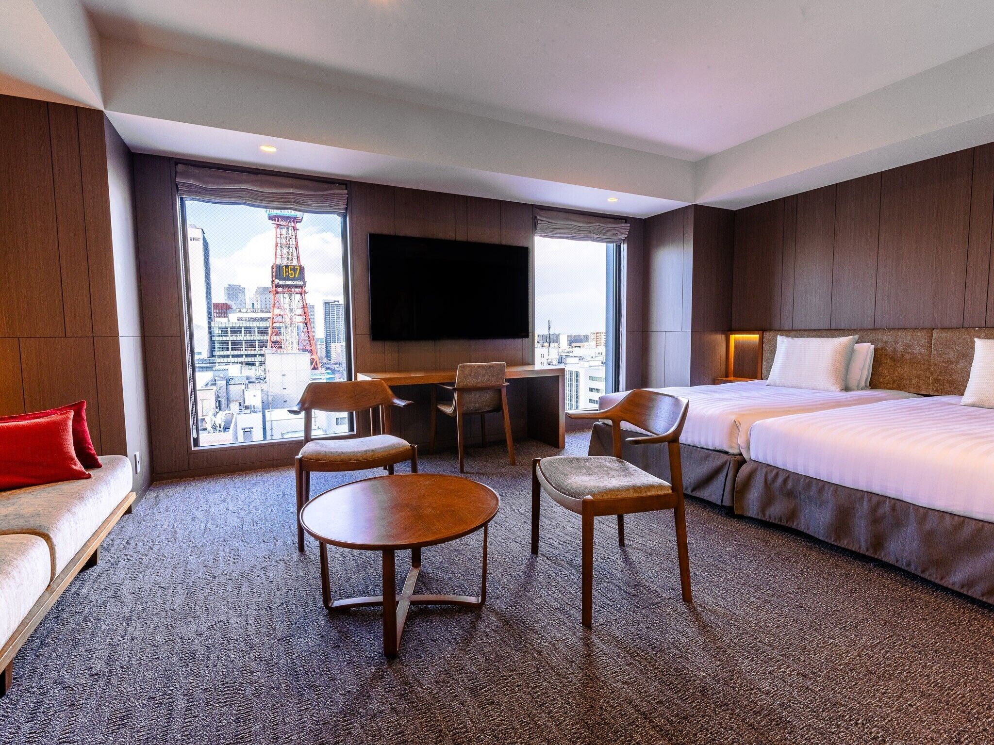 Een kluis op de kamer, een bureau, verduisterende gordijnen, gratis wifi