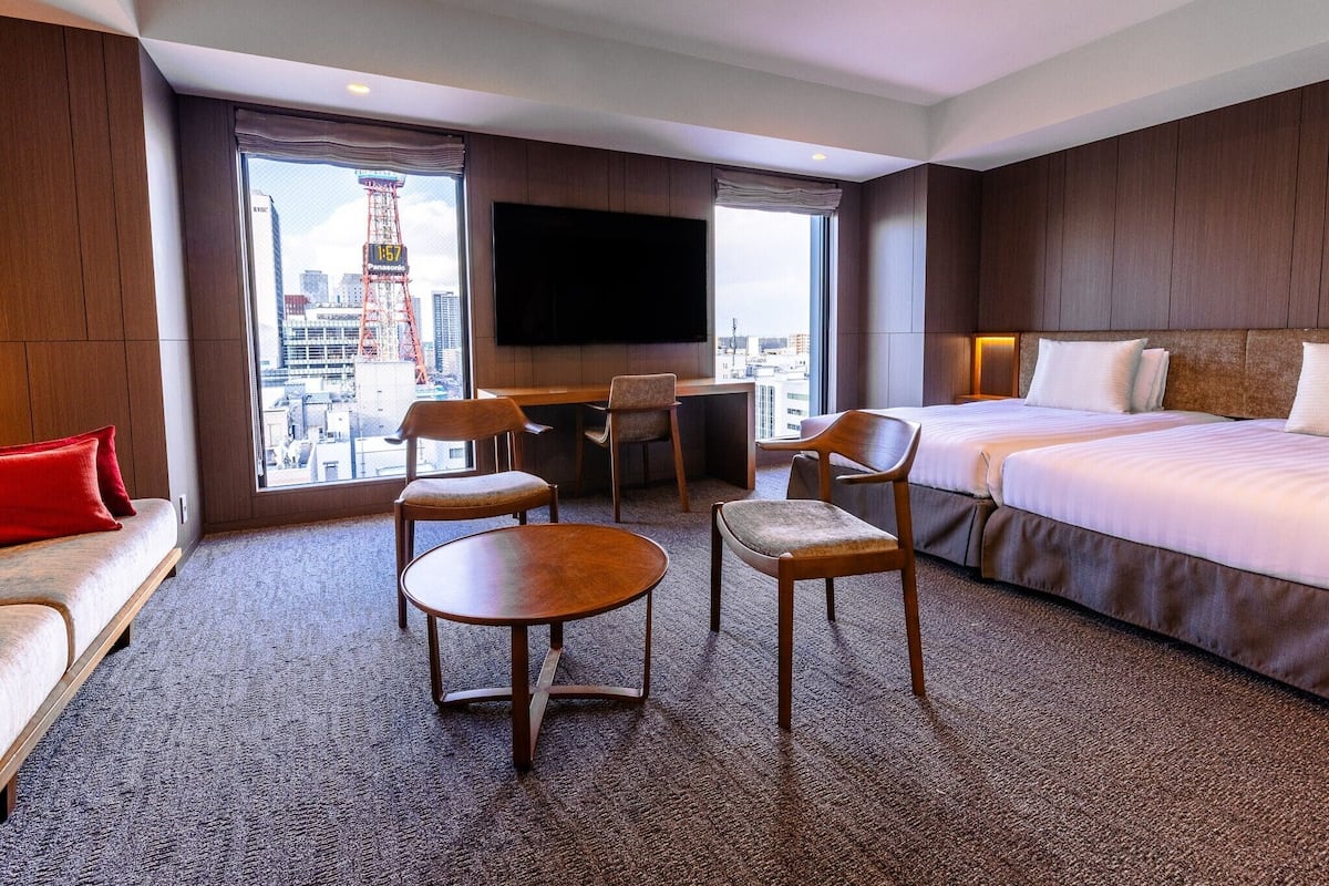 Een kluis op de kamer, een bureau, verduisterende gordijnen, gratis wifi