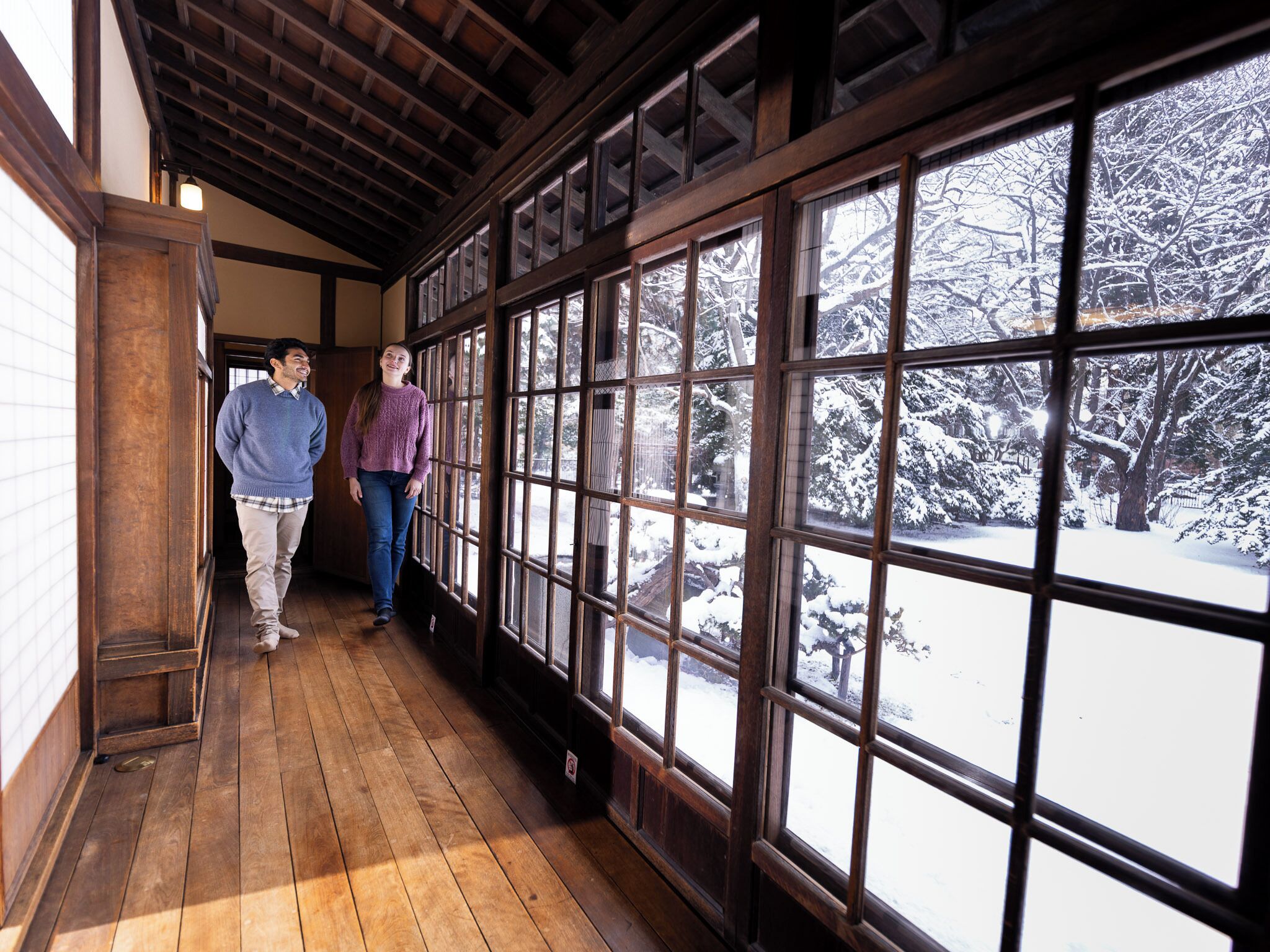 إطلالة على الشارع من المنشأة