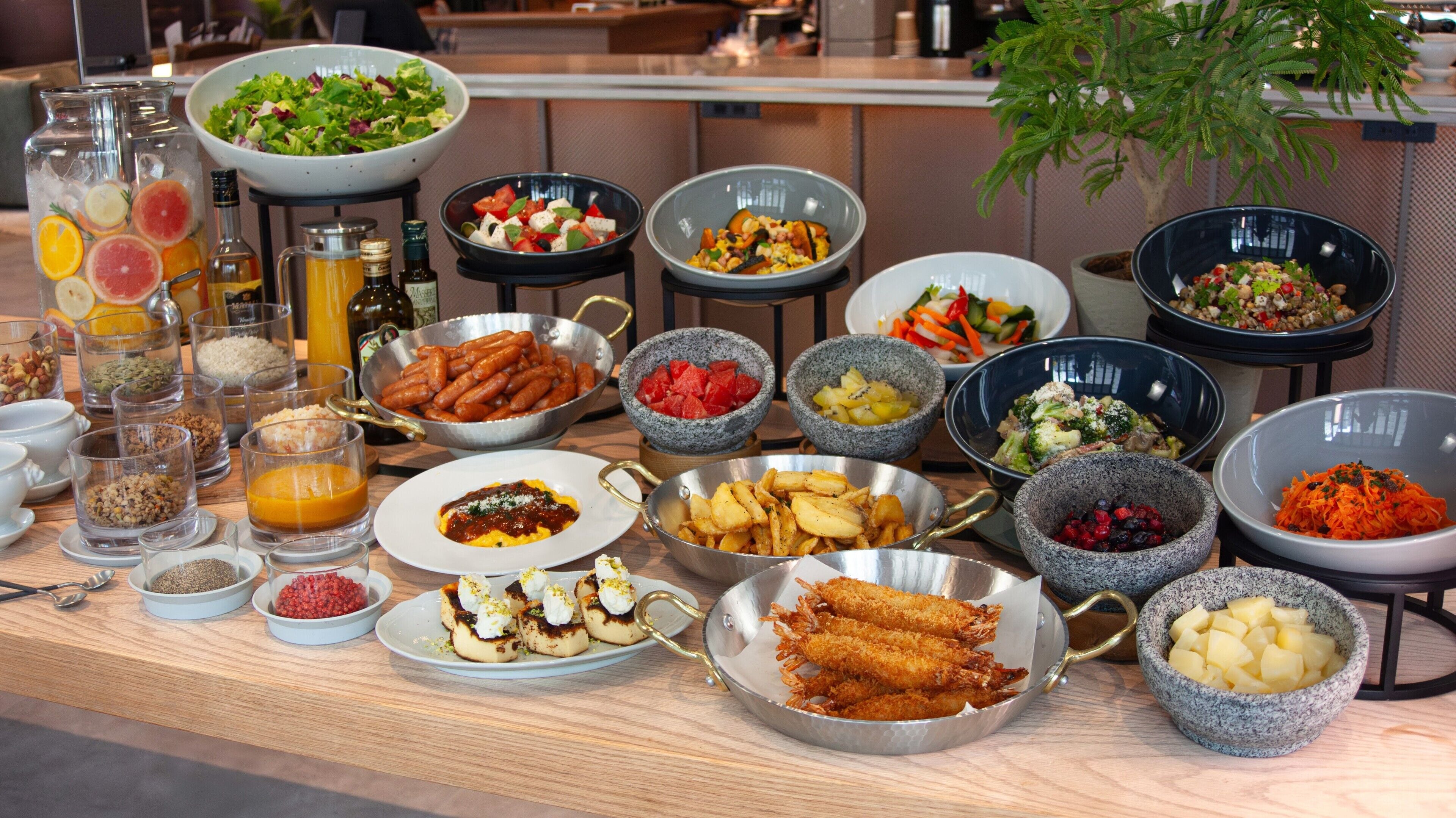 Une table de buffet proposant divers plats et accompagnements.