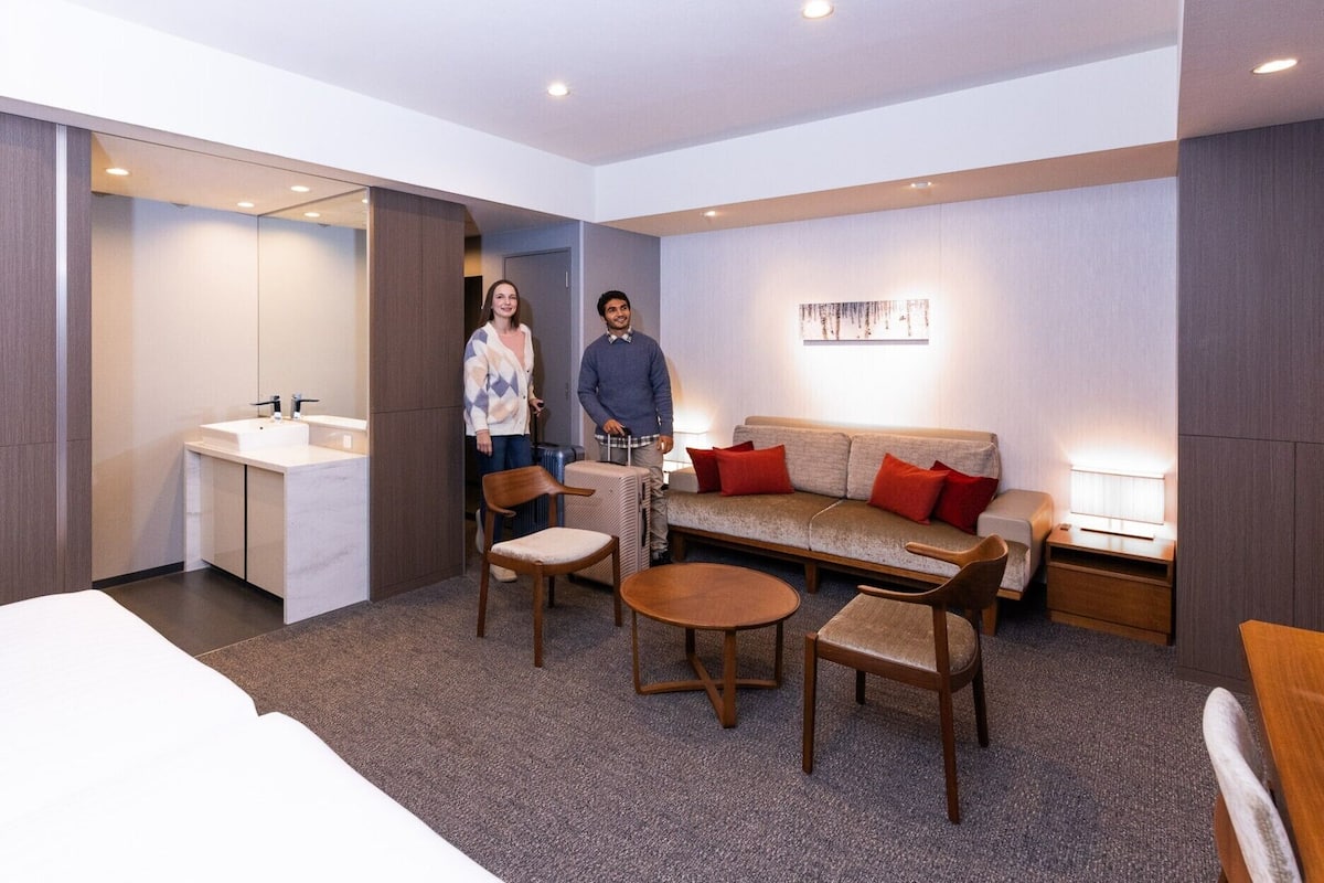 Premier kamer, niet-roken (Stay, for 2 Guests) | Een kluis op de kamer, een bureau, verduisterende gordijnen, gratis wifi