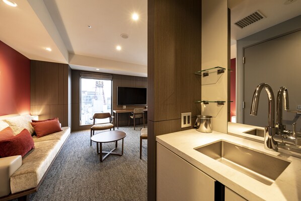 Caja de seguridad en la habitación, escritorio y cortinas blackout 