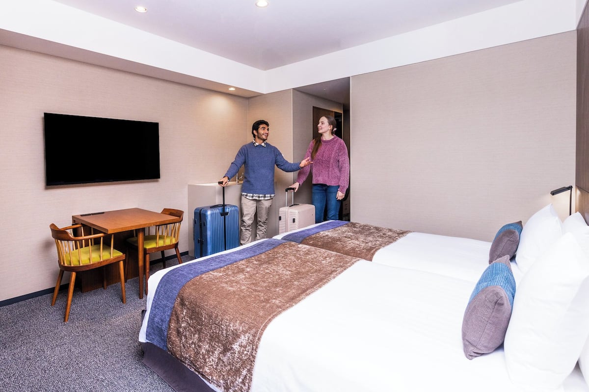 Deluxe Twin kamer, niet-roken (for 2 Guests) | Een kluis op de kamer, een bureau, verduisterende gordijnen, gratis wifi