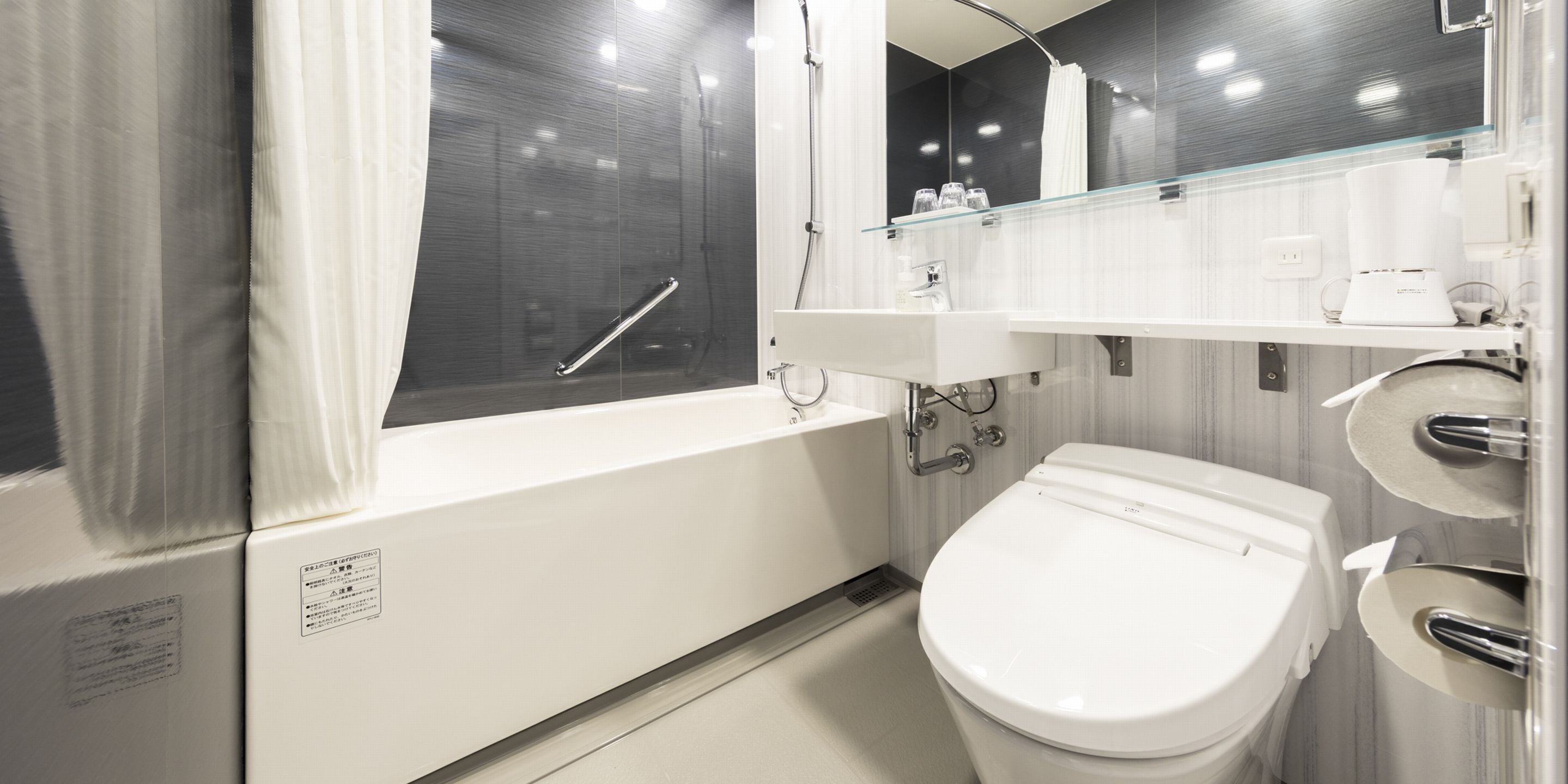 combined shower/bathtub, hair dryer, slippers, bidet