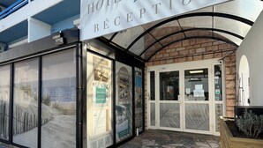 A hotel reception with a sign reading "HOTEL Les Sables RÉCEPTION". - Hôtel Les Sables - Urban Style - by Logis Hotels (Canet-en-Roussillon)