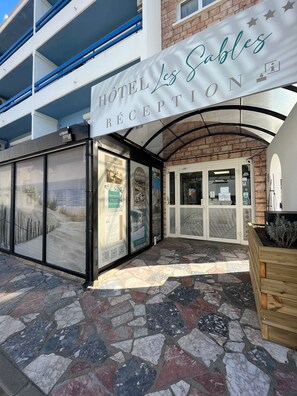 Front of property - Hôtel Les Sables - Urban Style - by Logis Hotels (Canet-en-Roussillon)