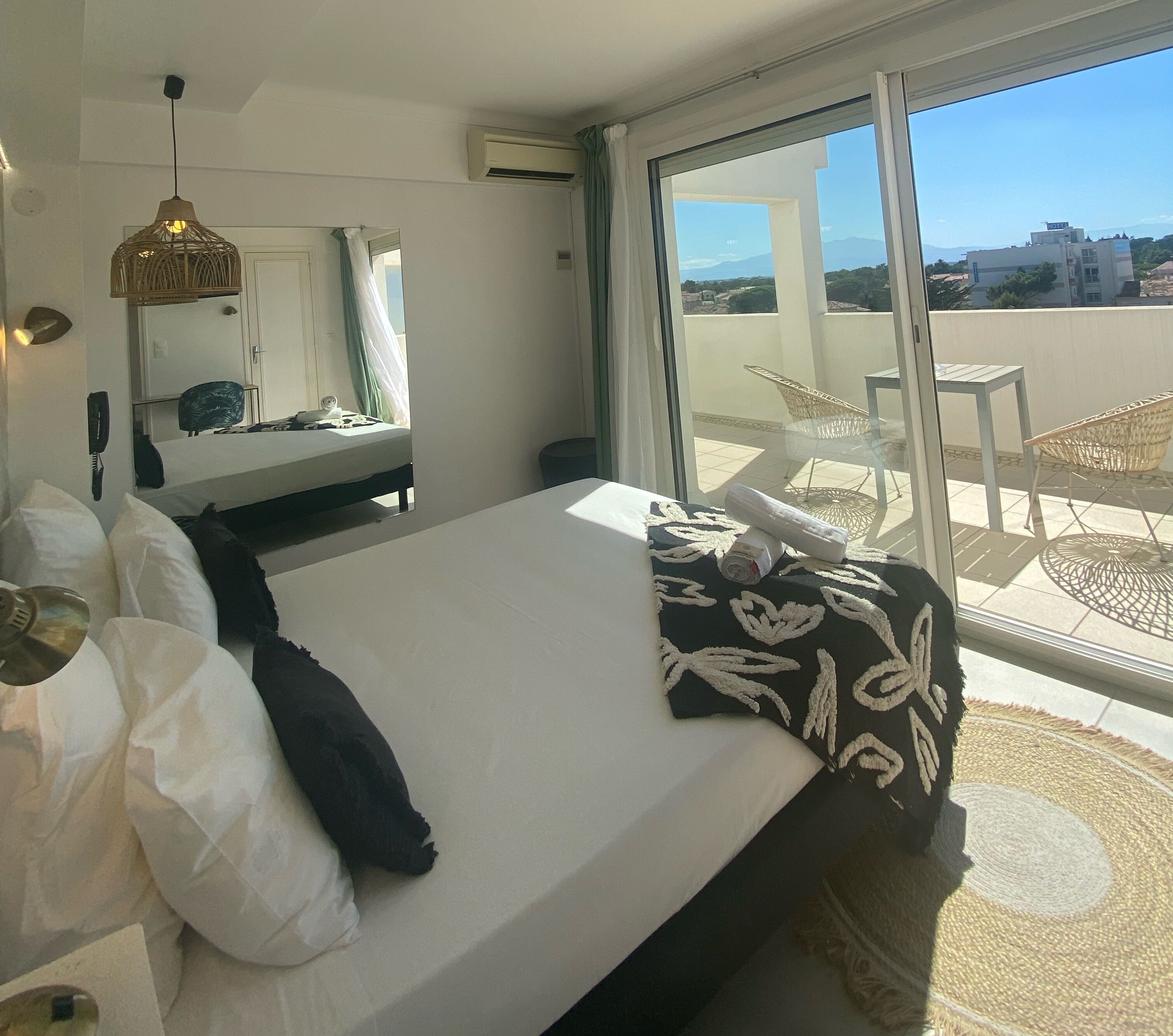 Chambre Double Signature, 1 lit double, Terrasse | 防过敏的被褥、办公桌、遮光窗帘、隔音