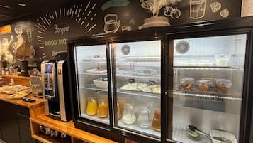 Se ofrece un desayuno bufé (12 EUR por persona)