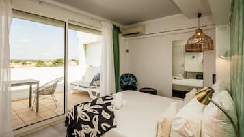 Signature Twin kamer | Hypoallergeen beddengoed, een bureau, verduisterende gordijnen