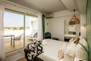 Hypo-allergenic bedding, desk, blackout curtains, soundproofing - Hôtel Les Sables - Urban Style - by Logis Hotels (Canet-en-Roussillon)